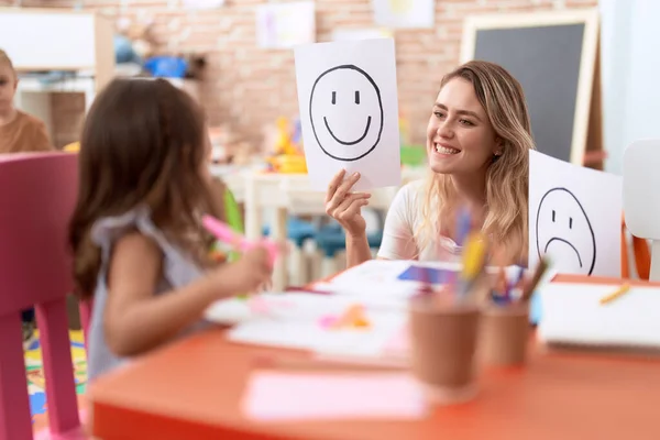 Teacher Toddler Sitting Table Having Emotion Therapy Kindergarten — Foto Stock