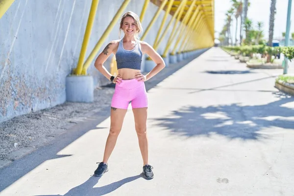 Mujer Rubia Joven Usando Ropa Deportiva Sonriendo Confiado Calle —  Fotos de Stock
