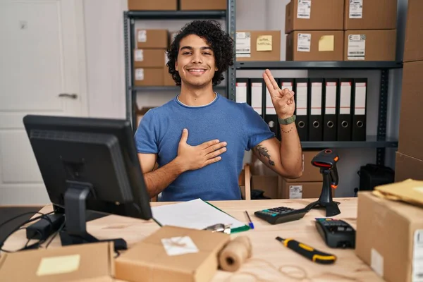 Hispanic Man Curly Hair Working Small Business Ecommerce Smiling Swearing — Stockfoto