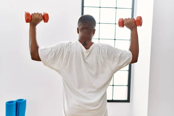 Young African Man Training Dumbbells Gym — Stock Photo, Image