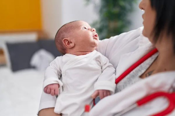 Klinikte Doktor Kollarında Sevimli Beyaz Bebek — Stok fotoğraf