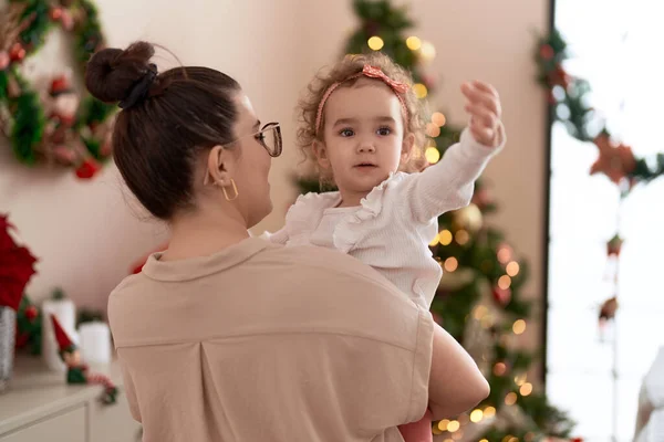 Kadın Bebek Evde Noel Ağacının Yanında Duruyorlar — Stok fotoğraf