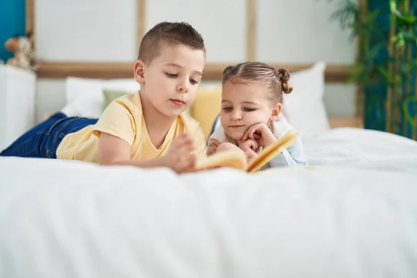 Two Kids Reading Story Book Lying Bed Bedroom — Fotografia de Stock