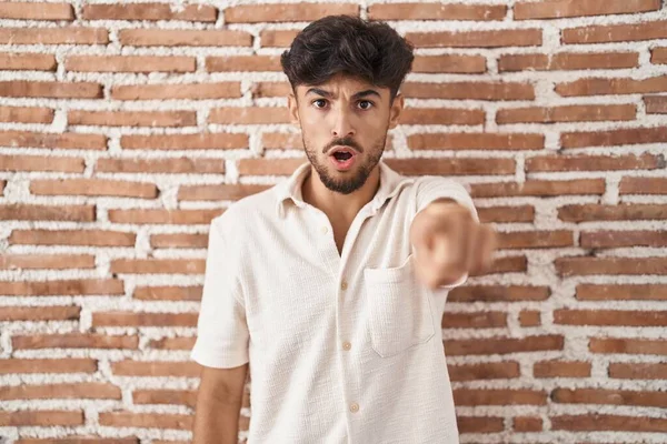 Arab Man Beard Standing Bricks Wall Background Pointing Displeased Frustrated — Foto Stock