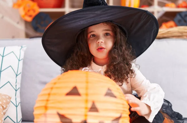 Adorável Menina Hispânica Vestindo Halloween Traje Segurando Abóbora Cesta Lâmpada — Fotografia de Stock