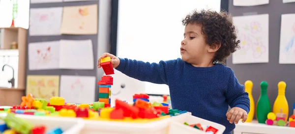 Adorável Criança Hispânica Brincando Com Blocos Construção Jardim Infância — Fotografia de Stock