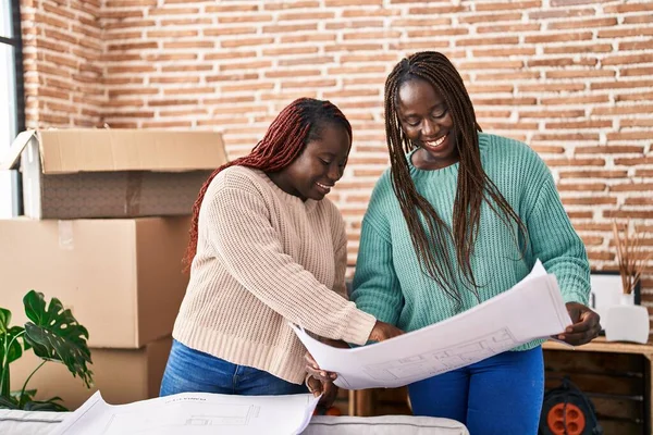 Afričanky Americké Ženy Usmívají Sebevědomě Vypadající Plány Novém Domově — Stock fotografie