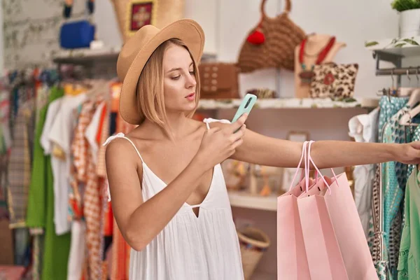 Mladá Blondýna Žena Zákazník Nosí Letní Klobouk Pomocí Smartphone Obchodě — Stock fotografie