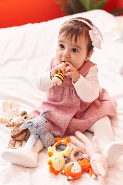 Bedårande Hispanic Baby Bita Maraca Sitter Sängen Sovrummet — Stockfoto