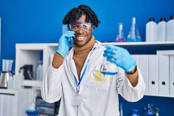 Cientista Afro Americano Falando Tubo Teste Retenção Smartphones Laboratório — Fotografia de Stock