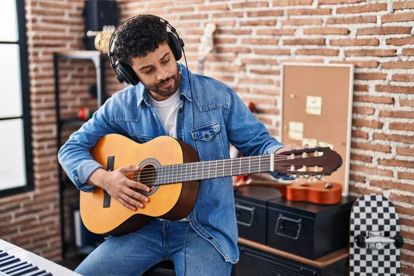 Joven Músico Árabe Tocando Guitarra Clásica Estudio Música —  Fotos de Stock