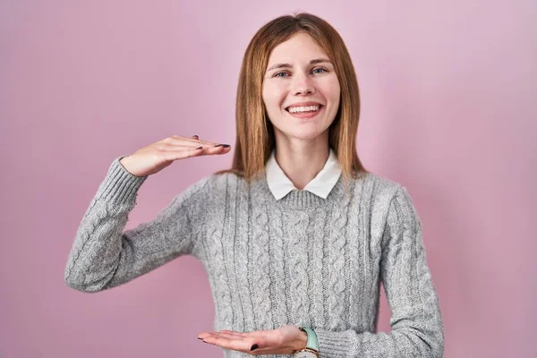 Beautiful Woman Standing Pink Background Gesturing Hands Showing Big Large — Foto Stock