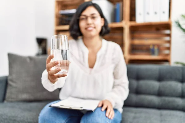 Young Latin Woman Having Psychology Session Offering Water Psychology Center — Stock Photo, Image