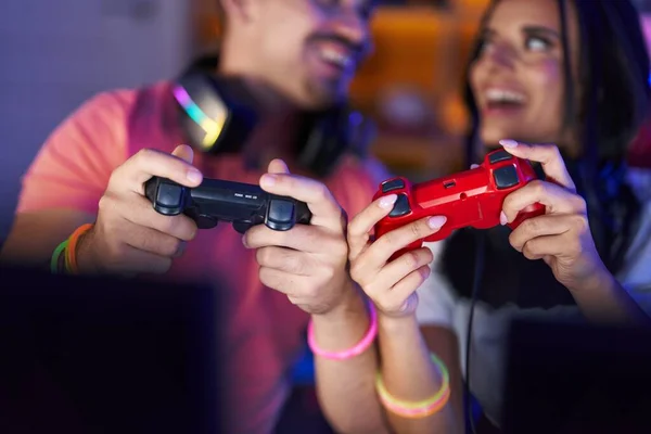 Erkek Kadın Flamalar Oyun Odasında Bilgisayar Joystick Kullanarak Video Oyunu — Stok fotoğraf