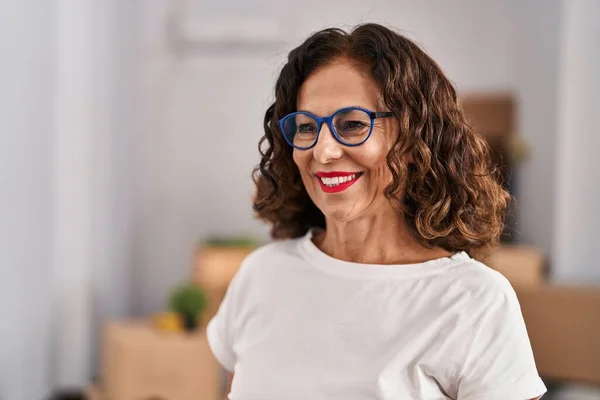 Middle Age Hispanic Woman Smiling Happy Wearing Glasses New Home — ストック写真
