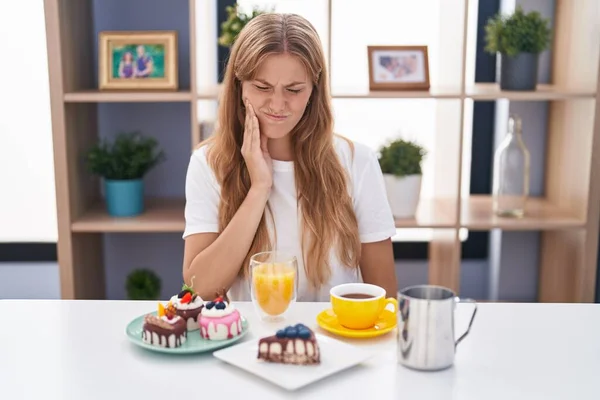 Young Caucasian Woman Eating Pastries Breakfast Touching Mouth Hand Painful — Stock Fotó