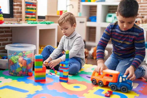 Zwei Kinder Spielen Kindergarten Mit Bauklötzen Und Lkw Spielzeug — Stockfoto