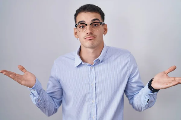 Hombre Hispano Guapo Usando Ropa Negocios Gafas Expresión Despistada Confusa — Foto de Stock