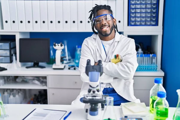 科学研究所で働いているドレッドロックを持つアフリカの男は カメラを見て交差腕で笑顔 正の人 — ストック写真
