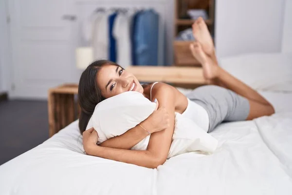 Jovem Bela Mulher Hispânica Abraçando Travesseiro Deitado Cama Quarto — Fotografia de Stock