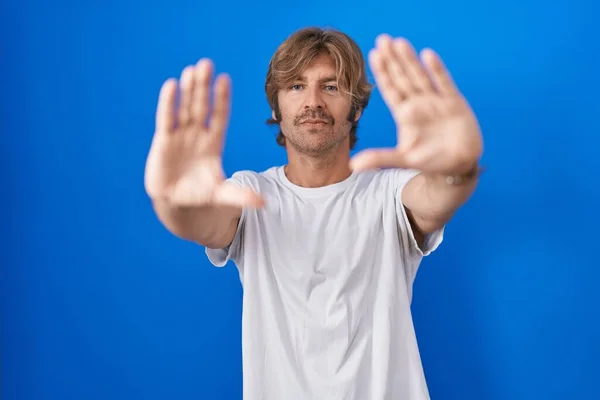 Middle Age Man Standing Blue Background Doing Frame Using Hands — стоковое фото
