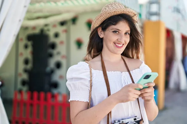 Mladá Hispánská Žena Turista Úsměv Jistý Pomocí Smartphone Ulici — Stock fotografie