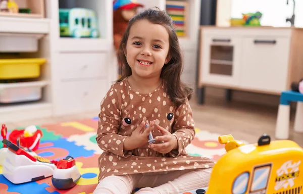 Чарівна Іспаномовна Дівчина Сидить Підлозі Граючи Механічною Іграшкою Дитячому Саду — стокове фото