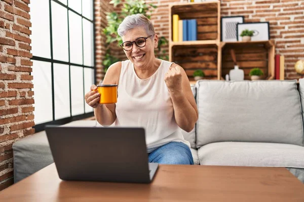 Mulher Meia Idade Usando Laptop Casa Fazendo Videochamada Gritando Orgulhoso — Fotografia de Stock