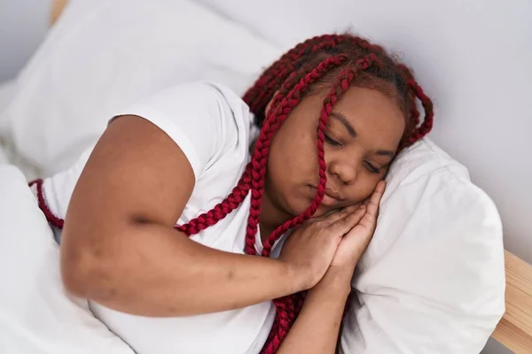 Afro Amerikalı Kadın Yatakta Uzanıyor Yatak Odasında Uyuyor — Stok fotoğraf