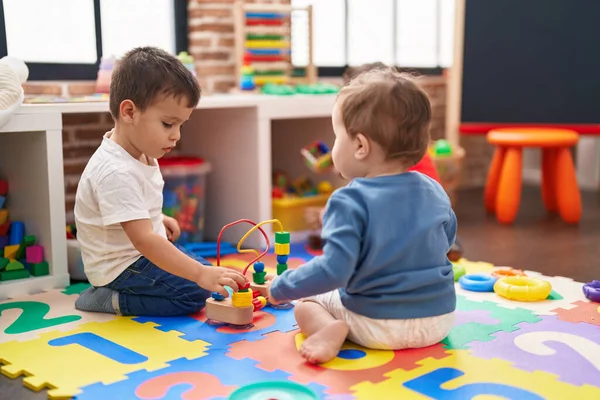 Duas Crianças Sentadas Chão Brincando Com Brinquedos Jardim Infância — Fotografia de Stock