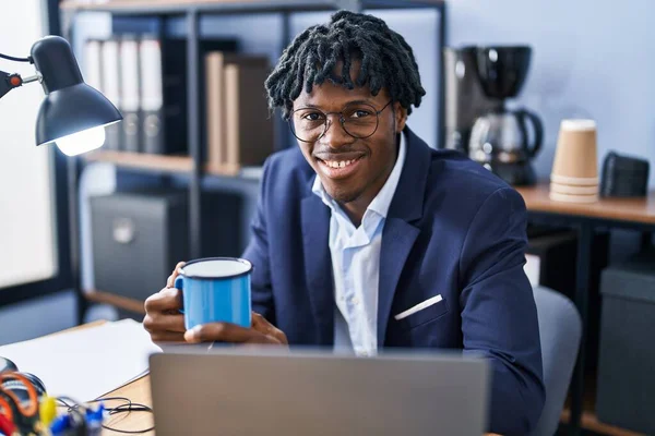 African American Man Business Worker Using Laptop Drinking Coffee Office — Foto de Stock