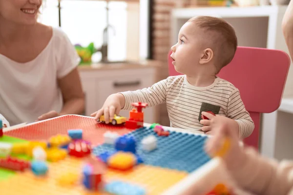 Liebenswertes Kleinkind Spielt Mit Autospielzeug Auf Tisch Kindergarten — Stockfoto