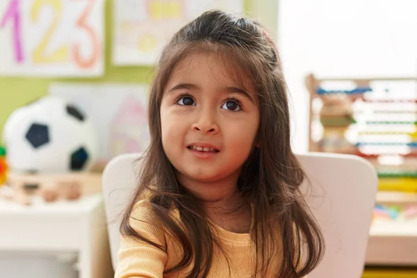 Чарівна Іспаномовна Дівчина Посміхається Впевнено Сидить Столі Дитячому Садку — стокове фото