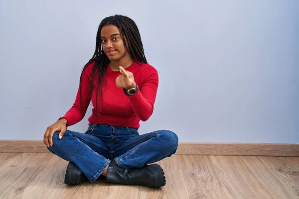 Young African American Braids Sitting Floor Home Beckoning Come Here — Foto Stock