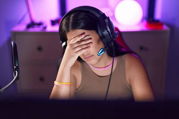 Genç Güzel Spanyol Kadın Oyun Odasında Bilgisayar Kullanarak Strese Girdi — Stok fotoğraf