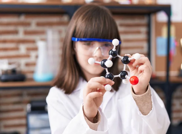 Bedårande Latinamerikansk Flicka Student Som Håller Molekyler Laboratorium Klassrum — Stockfoto