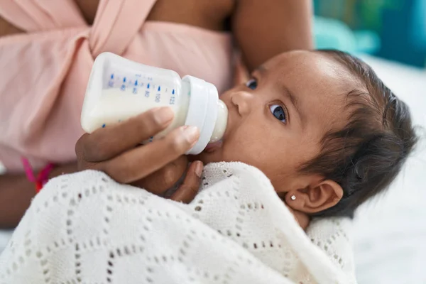 アフリカ系アメリカ人赤ちゃん哺乳瓶でベッドルーム — ストック写真