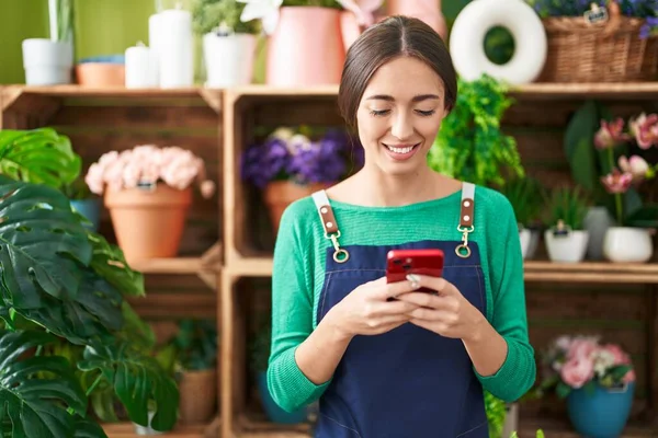 Jovem Bela Florista Mulher Hispânica Sorrindo Confiante Usando Smartphone Loja — Fotografia de Stock