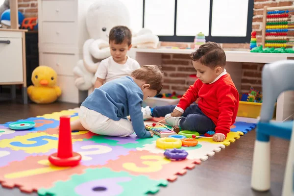 Gruppe Von Kindern Spielt Xylophon Auf Dem Boden Kindergarten — Stockfoto