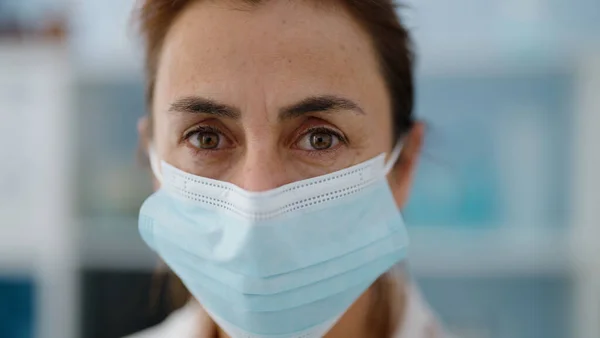 Laboratuvarda Orta Yaşlı Spanyol Kadın Bilim Adamı Üniforması Tıbbi Maske — Stok fotoğraf