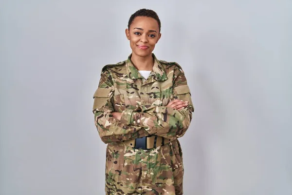Красивая Африканская Американка Камуфляжной Армейской Униформе Счастливое Лицо Улыбающееся Скрещенными — стоковое фото