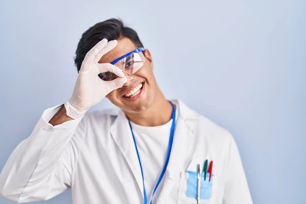 Hispanic Man Working Scientist Doing Gesture Hand Smiling Eye Looking —  Fotos de Stock