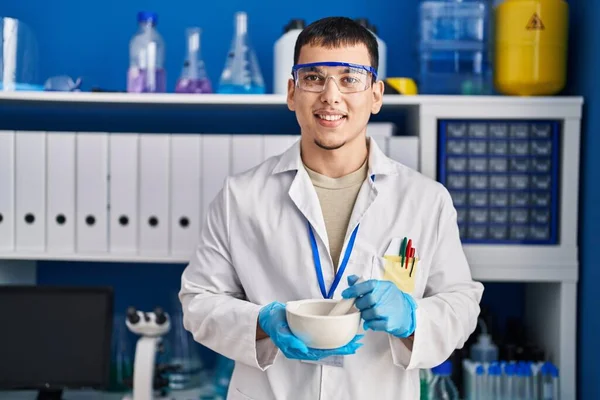 Jeune Homme Arabe Travaillant Laboratoire Scientifique Souriant Avec Sourire Heureux — Photo