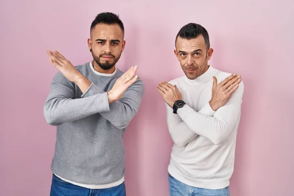 Homosexuelles Paar Steht Über Rosa Hintergrund Ablehnung Ausdruck Verschränkte Arme — Stockfoto