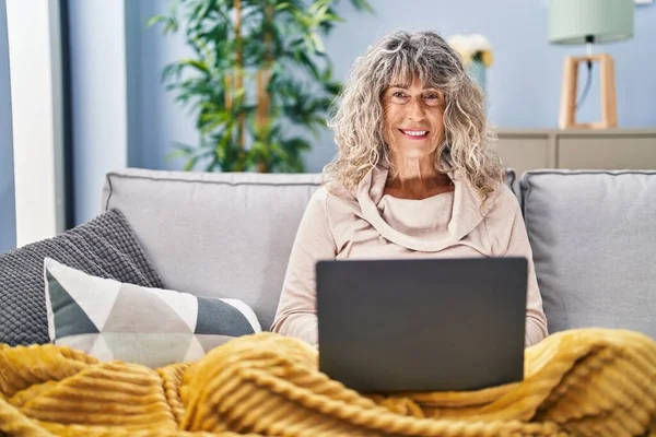 Mulher Meia Idade Usando Laptop Sentado Sofá Casa — Fotografia de Stock