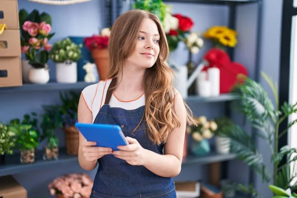 Young Woman Florist Smiling Confident Using Touchpad Florist Shop — Zdjęcie stockowe