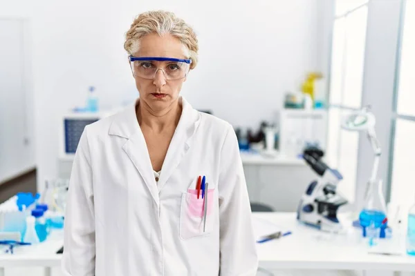 科学研究所で働く中世のブロンドの女性は懐疑的で緊張し 問題のために動揺して眉をひそめています 否定的な人 — ストック写真