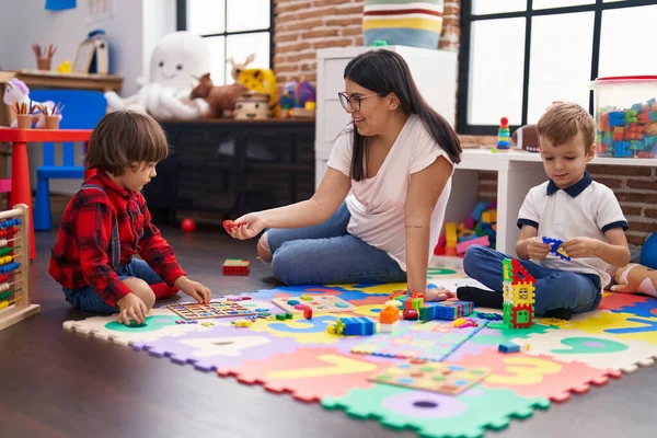 Lehrerin Mit Jungen Beim Mathe Puzzlespiel Kindergarten — Stockfoto
