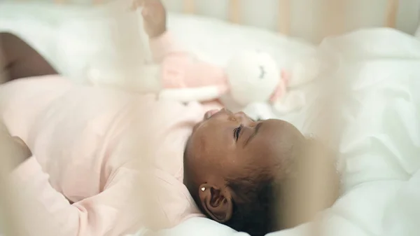 Afrikkalainen Amerikkalainen Vauva Makaa Kehto Rento Ilme Makuuhuoneessa — kuvapankkivalokuva