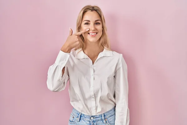 Young Caucasian Woman Wearing Casual White Shirt Pink Background Pointing — ストック写真